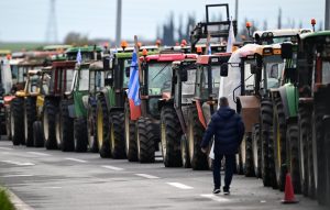 Οι αγρότες εξεγείρονται σε ολόκληρη τη χώρα - Νέα μπλόκα από τη Δευτέρα