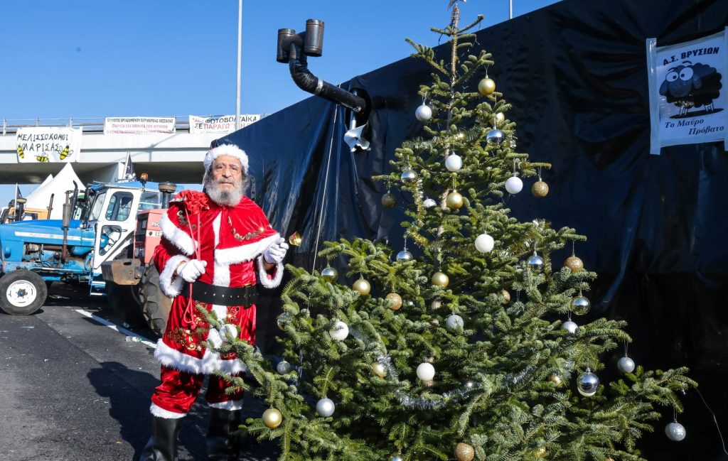 Οι αγρότες δεν κάνουν πίσω: Αποφασισμένοι να κάνουν και Πρωτοχρονιά στα μπλόκα