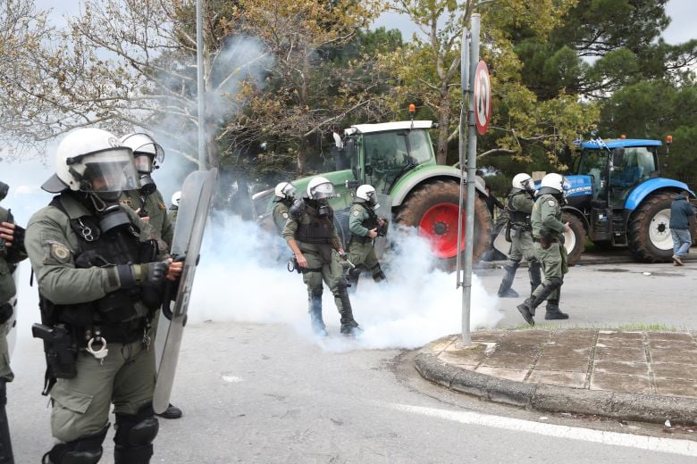 Ένταση με τους αγρότες στον δρόμο προς το αεροδρόμιο «Μακεδονία» – Αστυνομικές δυνάμεις στην περιοχή