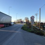 Σκληραίνουν τη στάση τους οι αγρότες στο μπλόκο της Νίκαιας – Έκλεισαν και την παλιά εθνική οδό Λάρισας – Βόλου