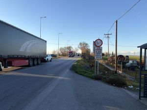 Σκληραίνουν τη στάση τους οι αγρότες στο μπλόκο της Νίκαιας – Έκλεισαν και την παλιά εθνική οδό Λάρισας – Βόλου