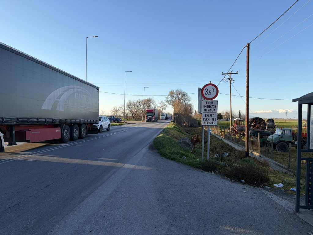 Σκληραίνουν τη στάση τους οι αγρότες στο μπλόκο της Νίκαιας – Έκλεισαν και την παλιά εθνική οδό Λάρισας – Βόλου