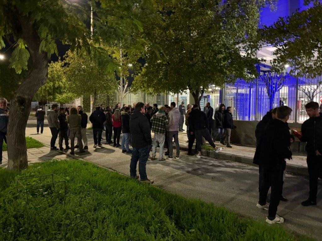 Αγρότες στα μπλόκα: Διαμαρτυρία στην αστυνομική διεύθυνση Λάρισας για τους συλληφθέντες