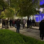 Αγρότες στα μπλόκα: Διαμαρτυρία στην αστυνομική διεύθυνση Λάρισας για τους συλληφθέντες