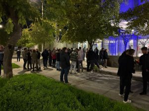 Αγρότες στα μπλόκα: Διαμαρτυρία στην αστυνομική διεύθυνση Λάρισας για τους συλληφθέντες