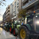 Λάρισα: Αγροτικό «μπλόκο» και σανό σε γραφεία βουλευτών της ΝΔ