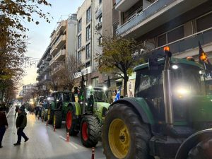 Λάρισα: Αγροτικό «μπλόκο» και σανό σε γραφεία βουλευτών της ΝΔ