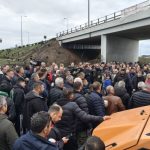 Οι αγρότες στο μπλόκο της Νίκαιας σκληραίνουν τη στάση τους