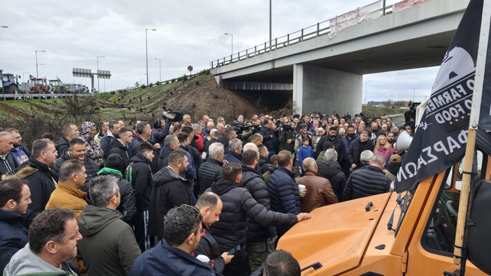 Οι αγρότες στο μπλόκο της Νίκαιας σκληραίνουν τη στάση τους