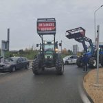 Ηλεία: Αγρότες έκλεισαν την Ε.Ο στο ύψος του Πύργου και των Λεχαινών – Έριξαν γάλα στον δρόμο έκαψαν σανό