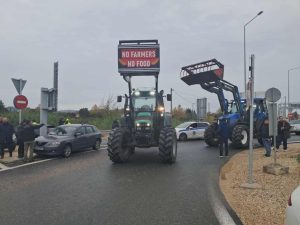 Ηλεία: Αγρότες έκλεισαν την Ε.Ο στο ύψος του Πύργου και των Λεχαινών – Έριξαν γάλα στον δρόμο έκαψαν σανό