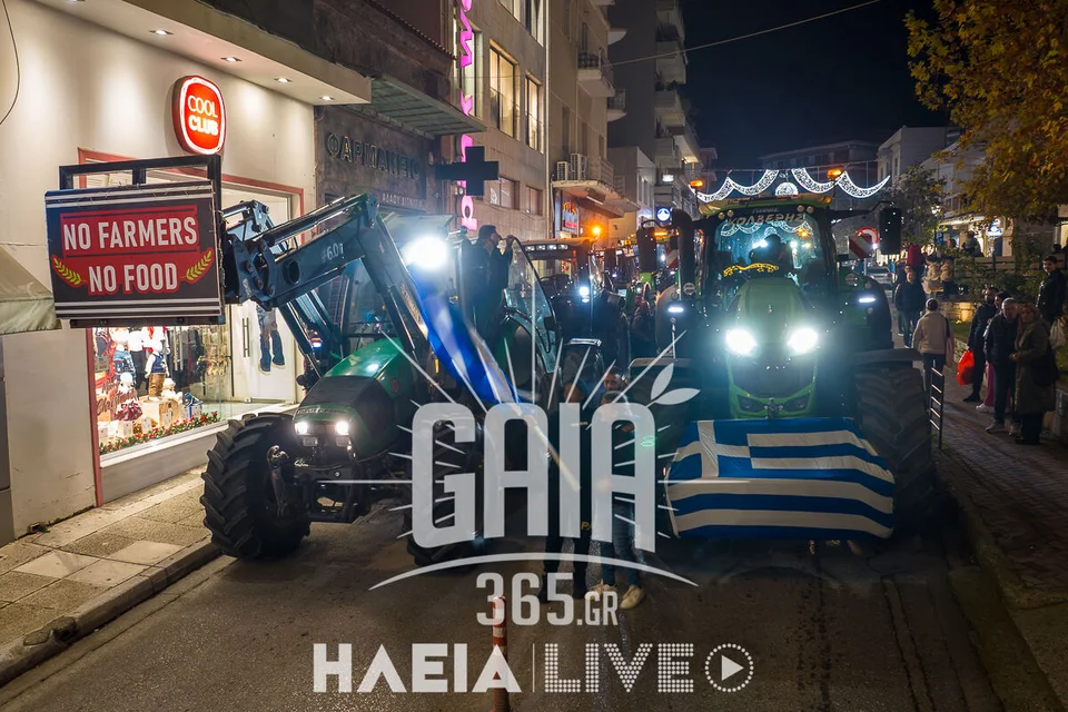 Βραδινή πορεία με τρακτέρ στον στολισμένο Πύργο έκαναν οι αγρότες