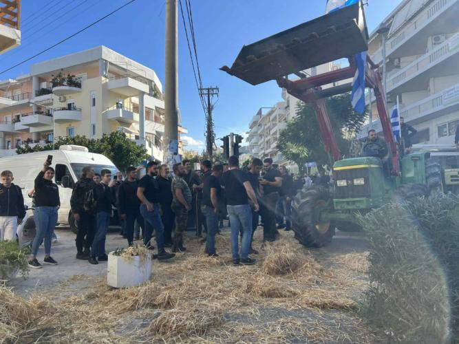 Τρακτέρ στους κεντρικούς δρόμους του Ρεθύμνου – Άχυρο, χώμα και φέρετρο έξω από το γραφείο του Γ. Κεφαλογιάννη