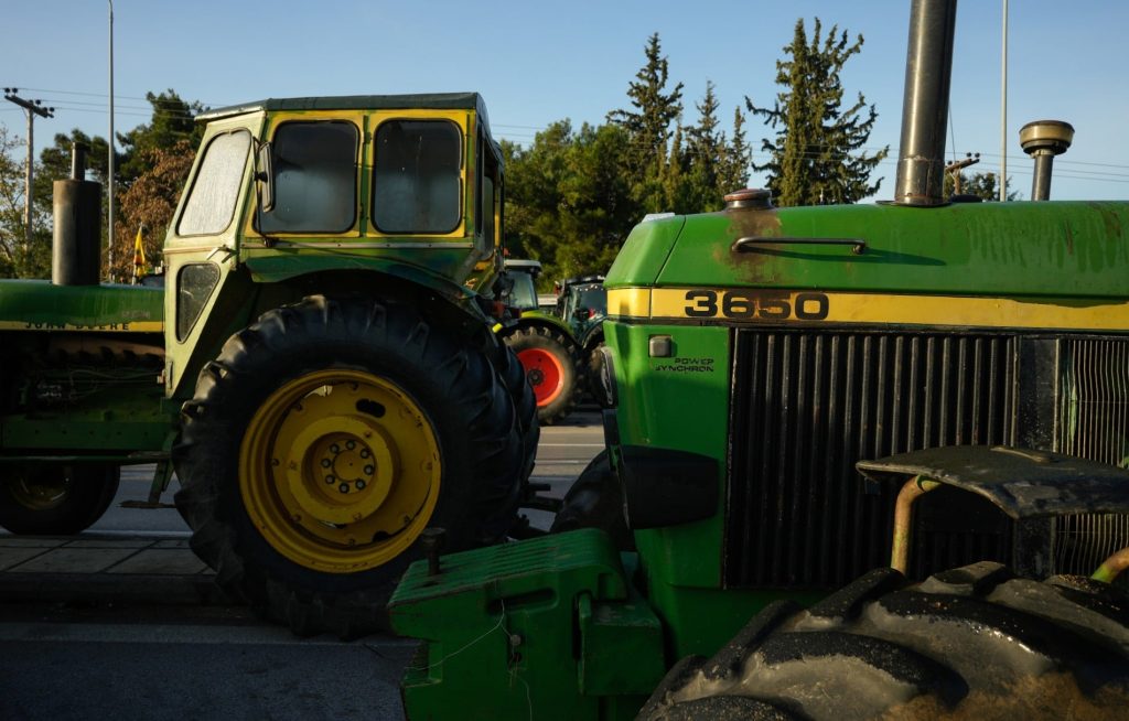 Αγρότες: Παρέμβαση εισαγγελέα στο μπλόκο του κόμβου της Θουρίας
