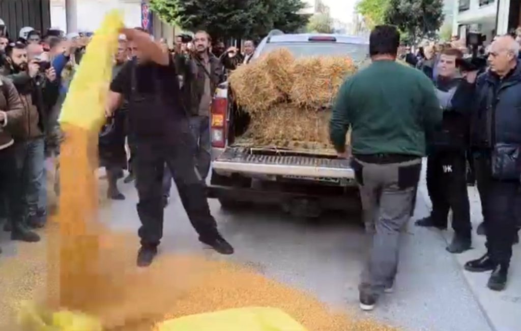 Αγρότες συγεντρώθηκαν έξω από το γραφείο του Τσιάρα στην Καρδίτσα – «Αυτές είναι οι ανοιχτές πόρτες που λέει η κυβέρνηση»