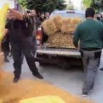 Αγρότες συγεντρώθηκαν έξω από το γραφείο του Τσιάρα στην Καρδίτσα – «Αυτές είναι οι ανοιχτές πόρτες που λέει η κυβέρνηση»