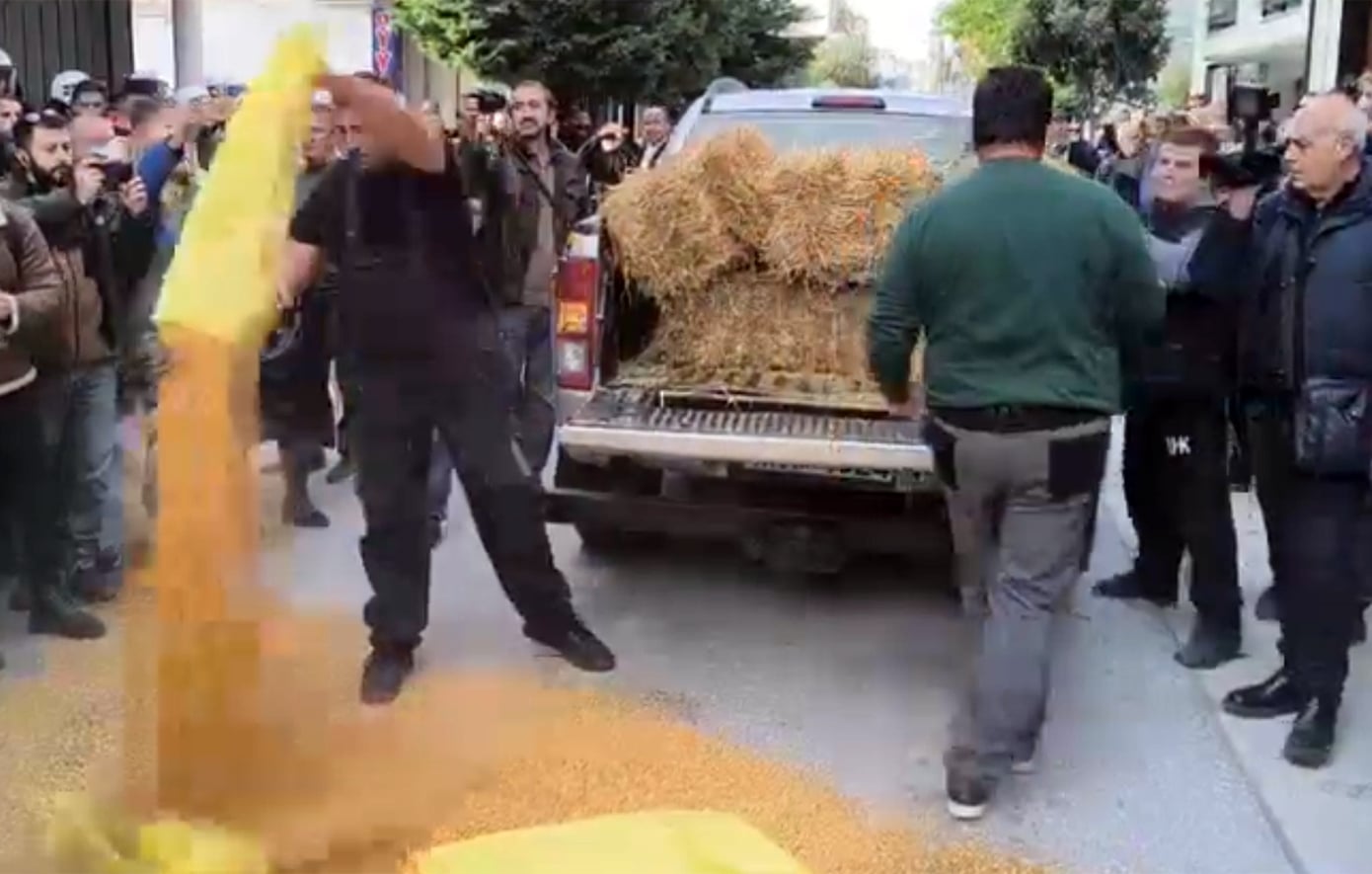 Αγρότες συγεντρώθηκαν έξω από το γραφείο του Τσιάρα στην Καρδίτσα – «Αυτές είναι οι ανοιχτές πόρτες που λέει η κυβέρνηση»