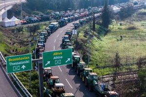 Η κατάρρευση εμπιστοσύνης οδηγεί σε «πόλεμο» φθοράς αγρότες και κυβέρνηση