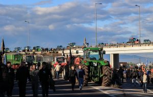 Οι αγρότες στα Μάλγαρα δεν θα «μπλοκάρουν» την κίνηση στην ΠΑΘΕ έως και την Πρωτοχρονιά – «Αν δεν δοθούν απαντήσεις, δεν πάμε σε διάλογο»