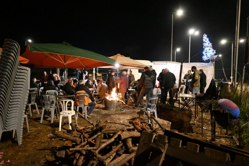 Χριστούγεννα στα μπλόκα: Αγώνας και γιορτή με τρακτέρ στην άκρη των δρόμων