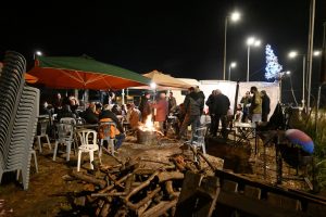 Χριστούγεννα στα μπλόκα: Αγώνας και γιορτή με τρακτέρ στην άκρη των δρόμων