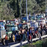 Συνεχίζονται τα μπλόκα των αγροτών – Κλειστή η Εθνική Οδός Αθηνών-Θεσσαλονίκης στη Νίκαια