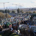 Με αμείωτη ένταση συνεχίζονται οι αγροτικές κινητοποιήσεις: Κλειστή παραμένει η Εθνική Οδός Αθηνών-Θεσσαλονίκης στη Νίκαια – Νέα συνέλευση σήμερα