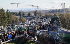 Με αμείωτη ένταση συνεχίζονται οι αγροτικές κινητοποιήσεις: Κλειστή παραμένει η Εθνική Οδός Αθηνών-Θεσσαλονίκης στη Νίκαια – Νέα συνέλευση σήμερα