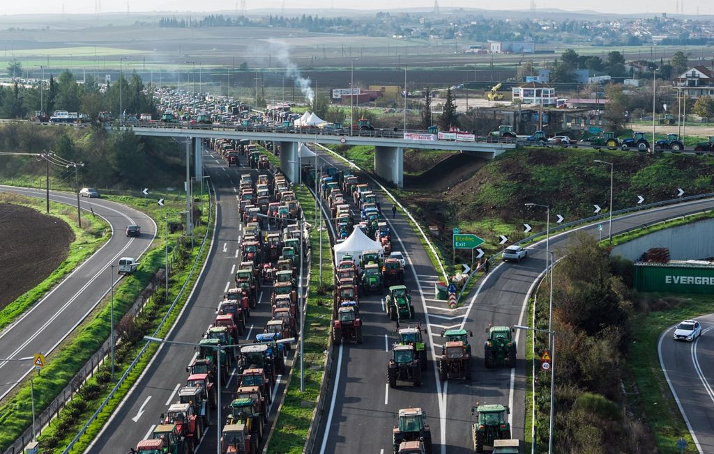 Κλιμακώνονται οι αγροτικές κινητοποιήσεις σε όλη την Ελλάδα: Μπλόκα σε Δομοκό, Θήβα και Ορχομενό – Άνοιξε το τελωνείο Ευζώνων