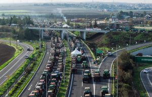 Κλιμακώνονται οι αγροτικές κινητοποιήσεις σε όλη την Ελλάδα: Μπλόκα σε Δομοκό, Θήβα και Ορχομενό – Άνοιξε το τελωνείο Ευζώνων