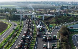 Τα αγροτικά μπλόκα παραλύουν τη χώρα: Αποκλείστηκε και πάλι το τελωνείο Ευζώνων – Κλειστό παραμένει το ρεύμα προς Αθήνα στα διόδια Μαλγάρων