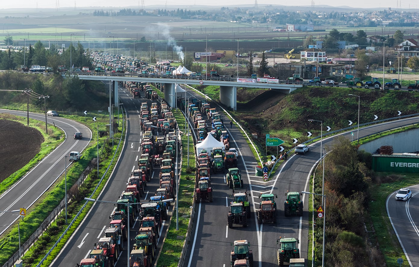 Κλιμακώνονται οι αγροτικές κινητοποιήσεις σε όλη την Ελλάδα: Μπλόκα σε Δομοκό, Θήβα και Ορχομενό – Άνοιξε το τελωνείο Ευζώνων