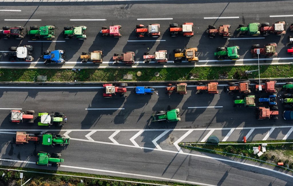 Κλιμάκωση του αγώνα τους αποφάσισαν οι αγρότες του μπλόκου της Νίκαιας – Έκλεισαν τα Μάλγαρα στο ρεύμα εξόδου