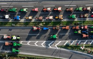 Κλιμάκωση του αγώνα τους αποφάσισαν οι αγρότες του μπλόκου της Νίκαιας – Έκλεισαν τα Μάλγαρα στο ρεύμα εξόδου