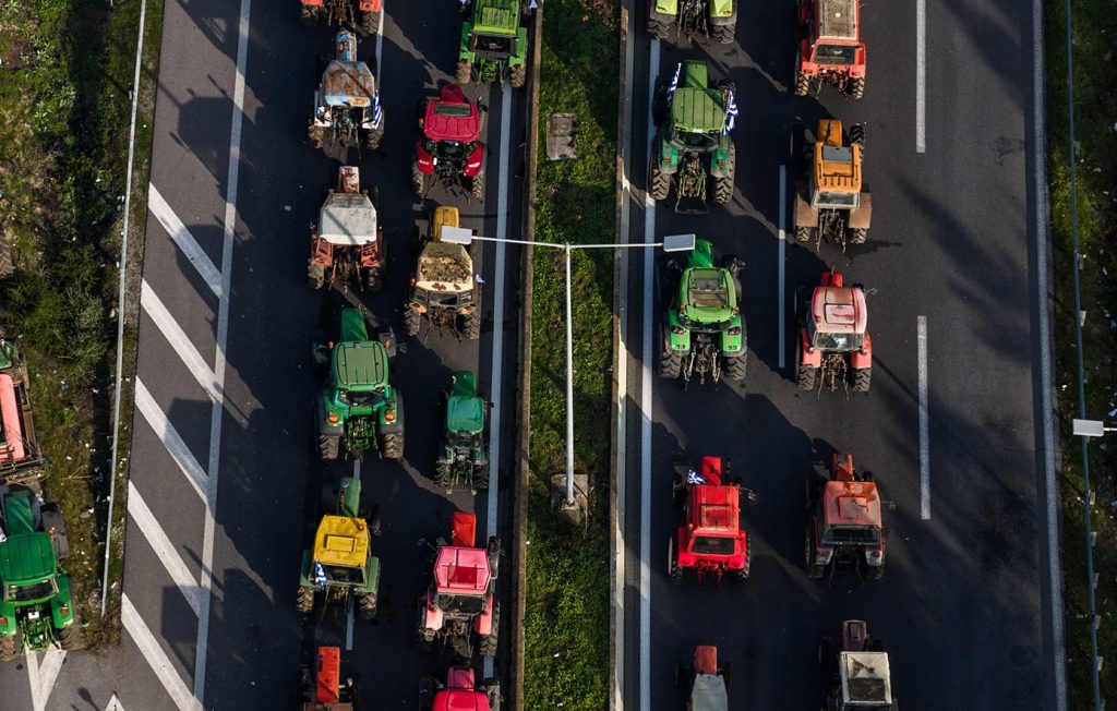 Έκκληση στους αγρότες να επανέλθουν στον θεσμικό διάλογο από παραγωγικούς φορείς της βιομηχανίας και της βιοτεχνίας