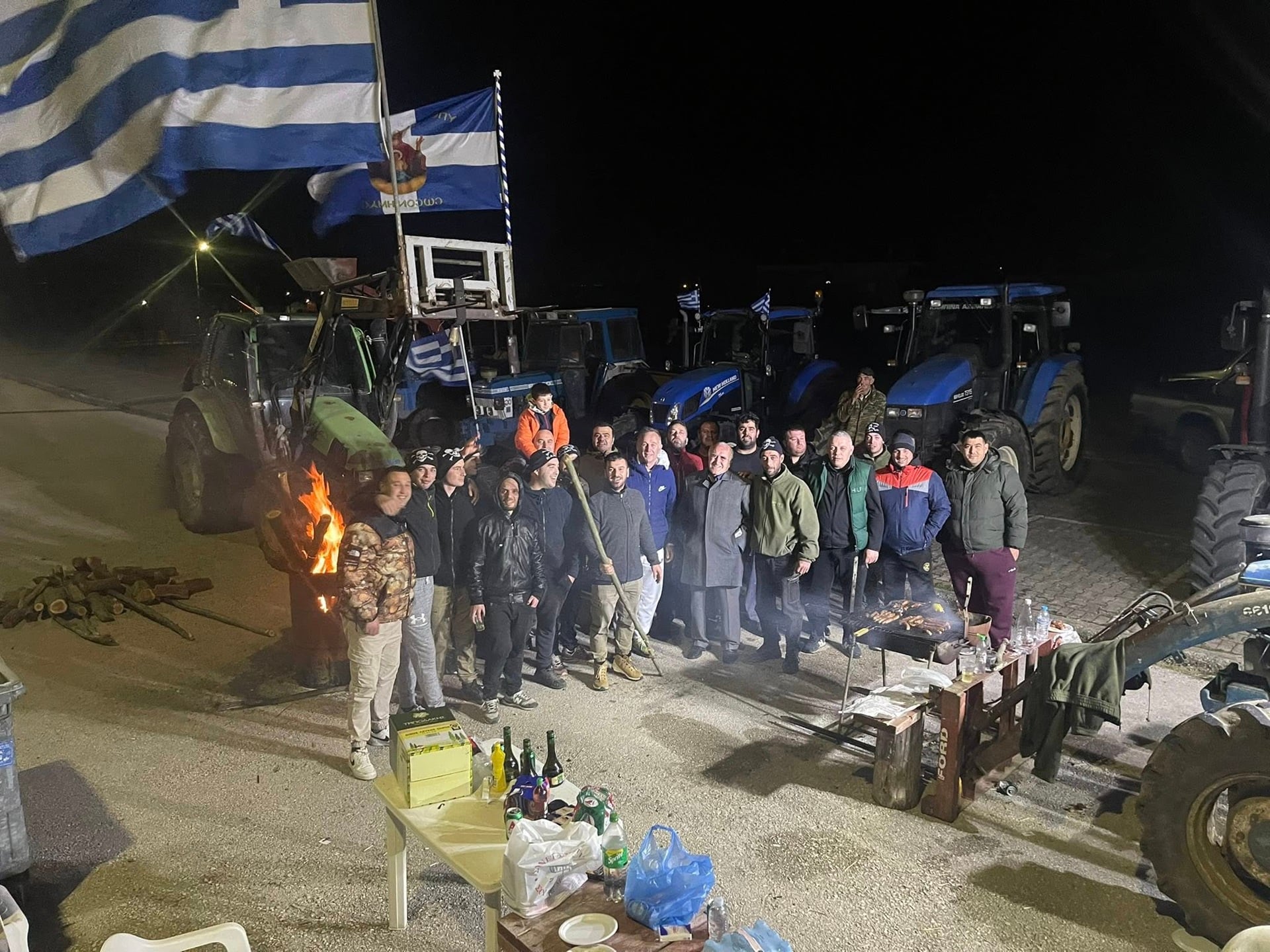 Ένταση στο μπλόκο των Κήπων - Καταγγελίες αγροτών για ζημιές σε τρακτέρ