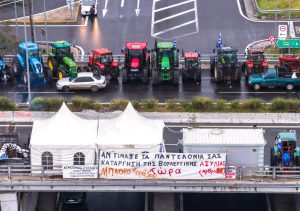 Αγρότες, τρακτέρ μπλόκων, πανό