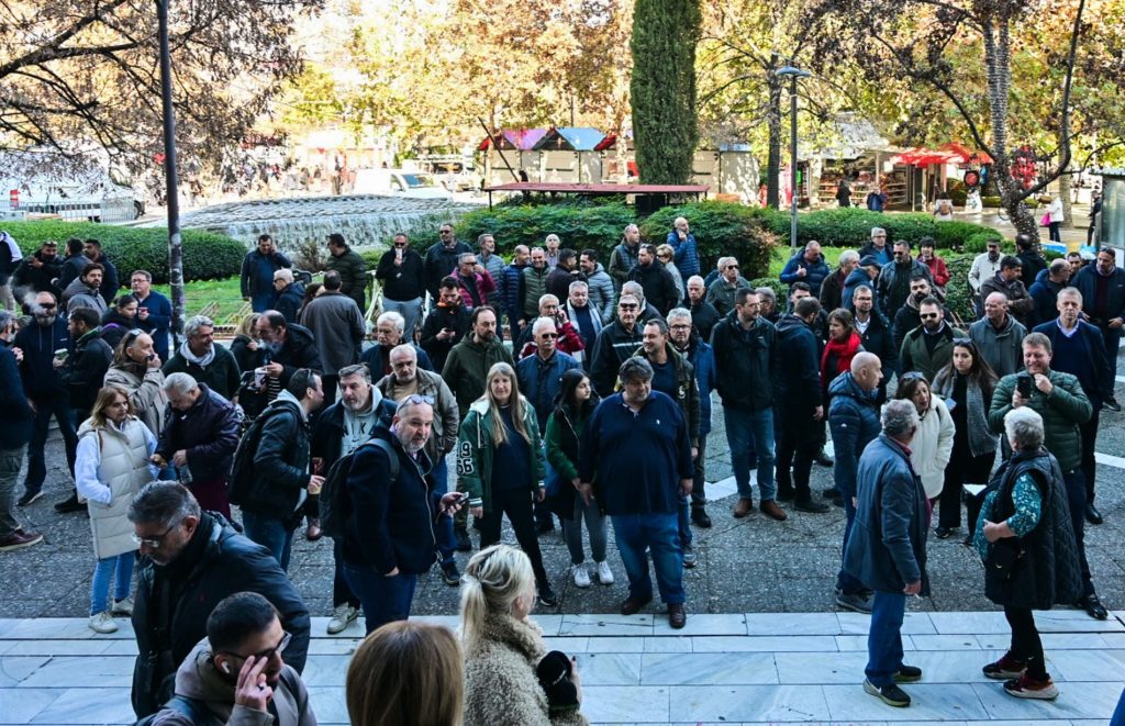 Λάρισα: Τρακτέρ παντού η απάντηση των αγροτών «στο όργιο καταστολής και τρομοκρατίας»