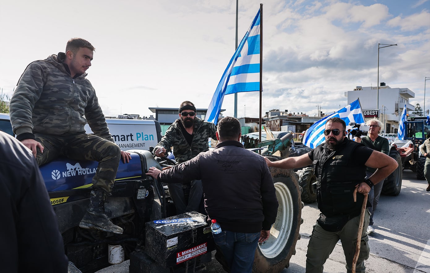 Ένταση με πετροπόλεμο και χημικά μεταξύ αγροτών και αστυνομικών πέριξ του αεροδρομίου Ηρακλείου – Δείτε βίντεο
