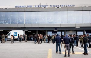 Στα αεροδρόμια Ηρακλείου και Χανίων παραμένουν οι αγρότες – Νέα κλιμάκωση των κινητοποιήσεων σε όλη τη χώρα – Θα μπλοκάρουν και λιμάνια