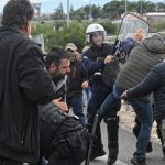 Ένταση μεταξύ αγροτών και ΜΑΤ στον κόμβο του Κιάτου (βίντεο)