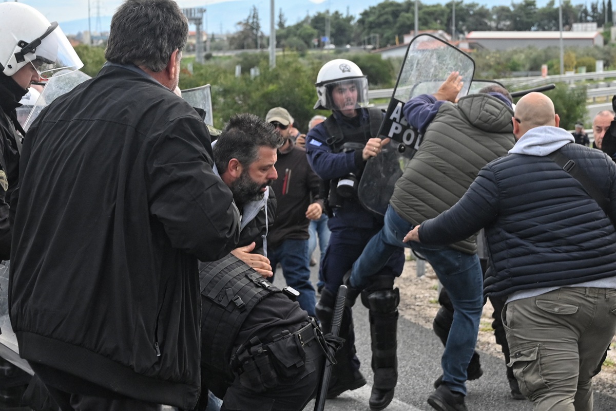 Ένταση μεταξύ αγροτών και ΜΑΤ στον κόμβο του Κιάτου (βίντεο)