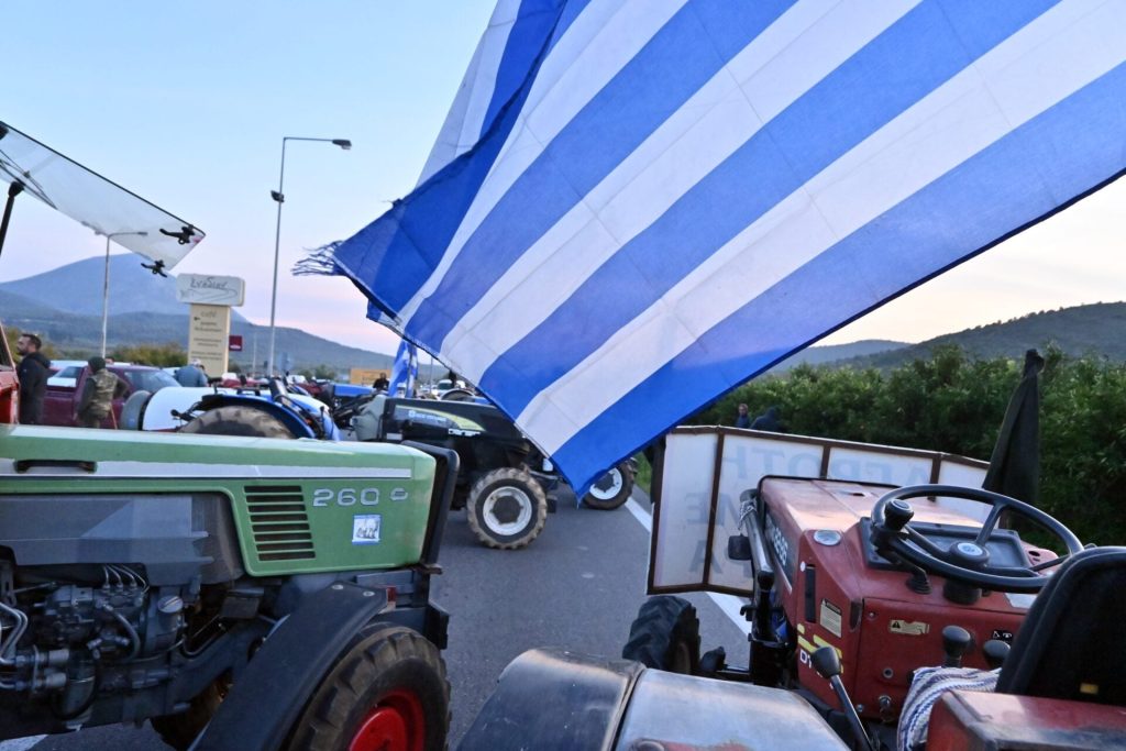 Χριστουγεννιάτικη «ανάσα» στην Περιμετρική Πατρών - Αγρότες ανοίγουν λωρίδα για τους εκδρομείς
