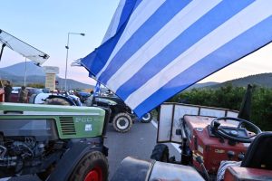 Χριστουγεννιάτικη «ανάσα» στην Περιμετρική Πατρών - Αγρότες ανοίγουν λωρίδα για τους εκδρομείς