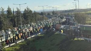 Όχι στην αστυνομική βία και την καταστολή. Οι αγρότες δεν τρομοκρατούνται, δικαιούνται να ζουν από τη δουλειά τους