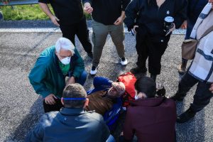 Καταγγελία σοκ από αγροτοσυνδικαλιστή - «Αξιωματικός της ΕΛΑΣ μου έσπασε τα πλευρά με το γόνατο»