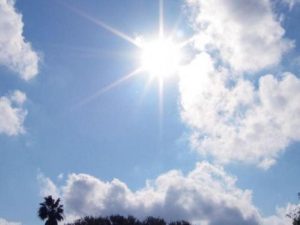 Αίθριος καιρός με λίγες νεφώσεις και μικρή πτώση θερμοκρασίας