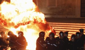 Μολότοφ από διαδηλωτές στο κτίριο που βρίσκεται το γραφείο του Έντι Ράμα