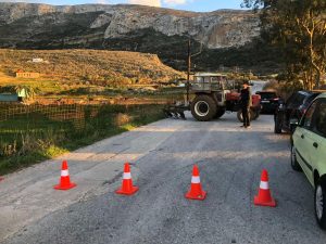 Αμοργός: Ο μόνος αγρότης με τρακτέρ έστησε μπλόκο!