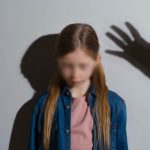 Κατήγγειλε την κακοποίηση 8 ανηλίκων - Τώρα απειλούν να απαγάγουν το παιδί της